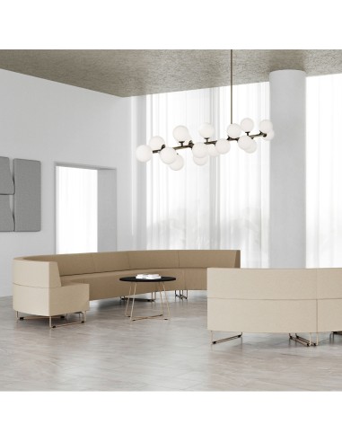 Grand open space avec banquettes beiges intégrées dans la pièce. - Quadra