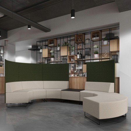 Aménagement d’un espace café avec banquettes beiges en angle. - Quadra