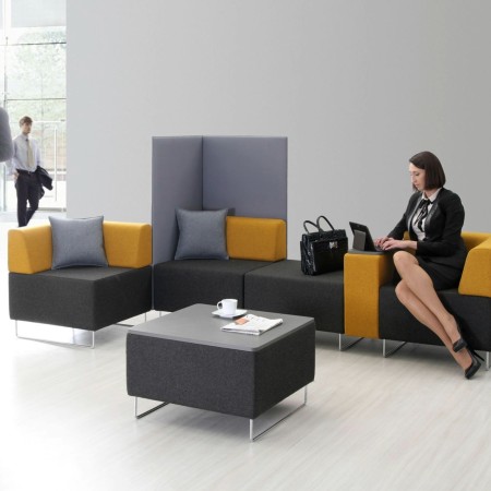 Vue arrière d’un module beige à dossier tapissé et piétement fin. - Quadra 2