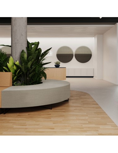 Coin détente avec banquette circulaire beige autour d’un mur blanc. - Quadra
