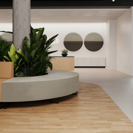 Coin détente avec banquette circulaire beige autour d’un mur blanc. - Quadra