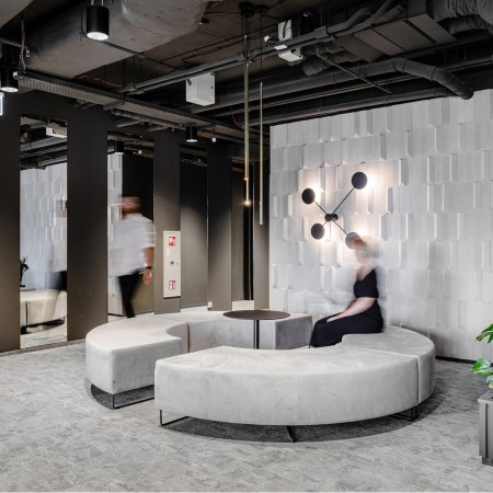 Espace design avec banquette circulaire claire au centre du hall. - Quadra