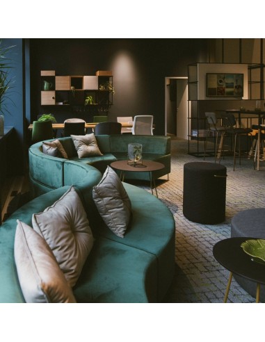 Salon contemporain avec banquettes vertes et tables basses bois et métal. - Quadra