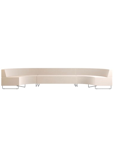Banquette longue beige formant une légère courbe. - Quadra