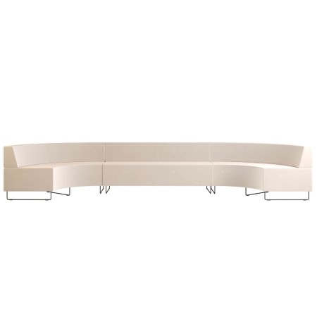 Banquette longue beige formant une légère courbe. - Quadra