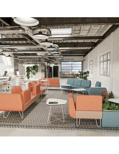 Open space design avec canapés orange et verts sur fond industriel. - U Floe
