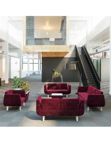 Espace lumineux avec canapés rouges et table basse en bois clair. - U Floe