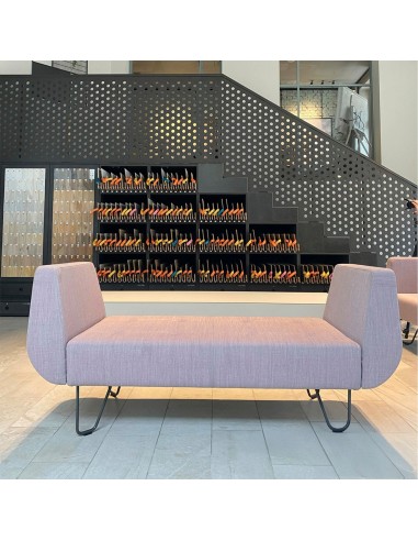 Salle d’attente moderne avec canapés rose pâle et gris. - U Floe