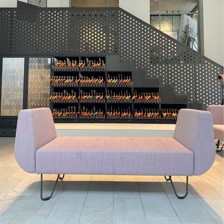 Salle d’attente moderne avec canapés rose pâle et gris. - U Floe