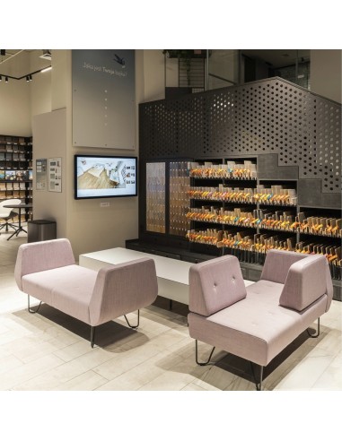 Espace lounge chaleureux avec fauteuils et canapés pastel. - U Floe