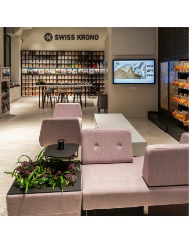 Salon contemporain avec canapés roses et mobilier en bois clair. - U Floe