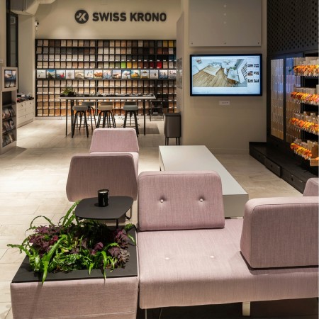 Salon contemporain avec canapés roses et mobilier en bois clair. - U Floe