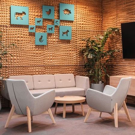 Ambiance chaleureuse avec fauteuils beiges et mur en briques. - U Floe