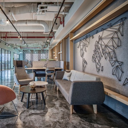 Zone lounge accueillante avec mobilier coloré et ambiance détendue. - U Floe