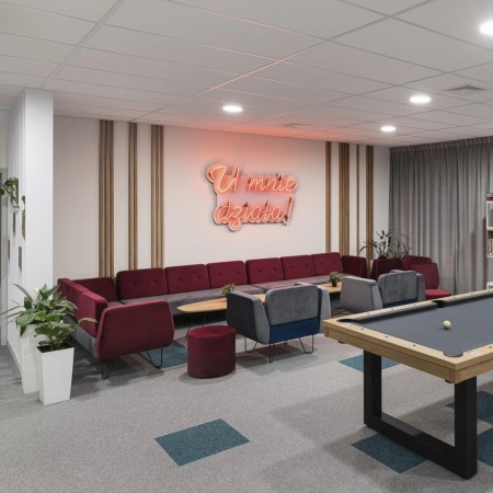 Zone lounge accueillante avec mobilier coloré et ambiance détendue. - U Floe