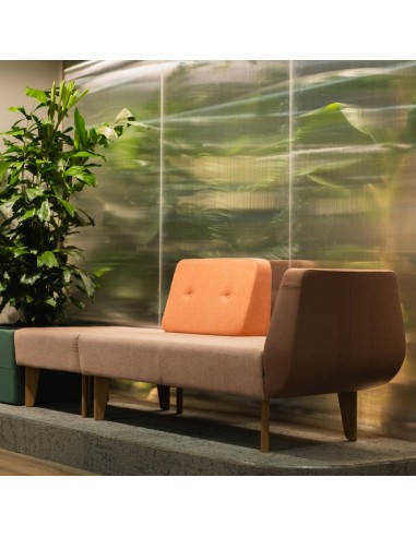 Fauteuil orange dans un salon lumineux à grandes baies vitrées. - U Floe