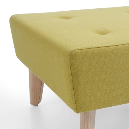 Détail du pouf jaune avec piètement en bois clair. - U Floe