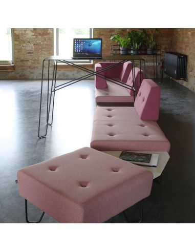 Espace détente avec banquettes modulaires et table basse centrale. - U Floe