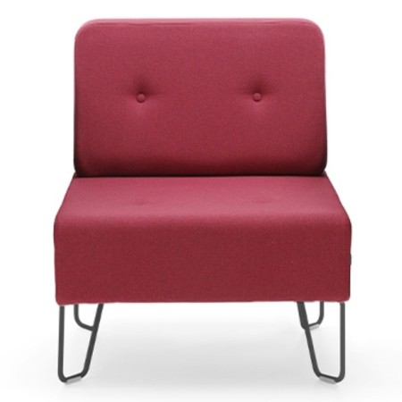 Petite banquette rouge à dossier boutonné et pieds métalliques fins. - U Floe