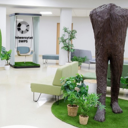 Espace détente avec mobilier vert et ambiance végétale naturelle. - U Floe