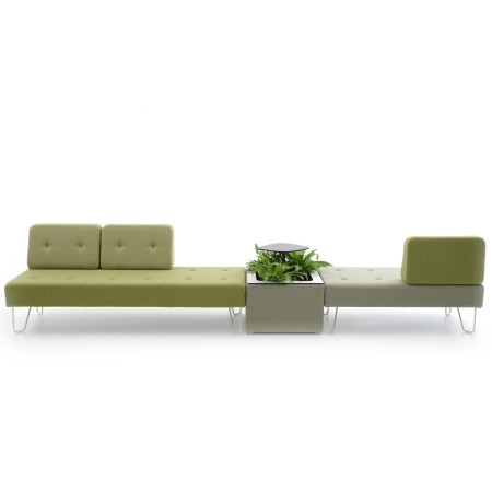 Canapé linéaire vert clair à assise basse et structure fine. - U Floe