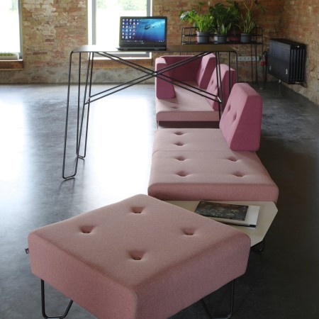 Salon convivial avec assises roses et table basse ronde. - U Floe