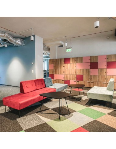 Espace coloré avec canapés rouges et ambiance chaleureuse. - U Floe