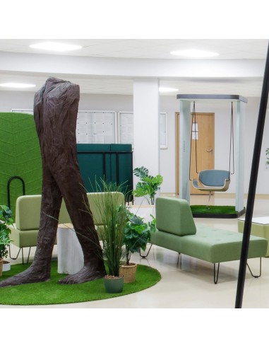 Aménagement de bureaux avec fauteuils verts et ambiance zen. - U Floe