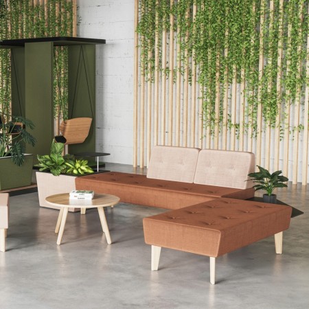 Zone de réunion informelle avec canapés verts et tables bois. - U Floe