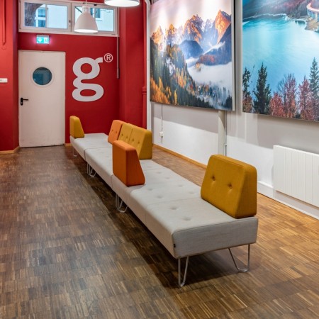 Canapé rouge à dossier boutonné et pieds fins en métal. - U Floe 2