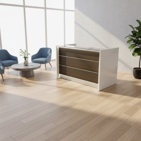 Meuble de réception façade en bois foncé dans espace d'accueil avec fauteuils bleus et table basse