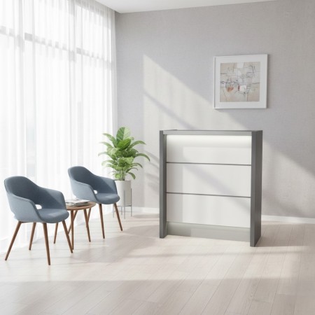 Petit espace de réception avec banque d'accueil blanche et structure aluminium