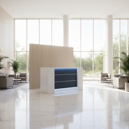 Espace d'accueil lumineux avec meuble de réception bleu, fauteuils et table basse