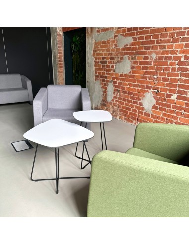 Espace détente industriel avec fauteuil vert et brique apparente. - Voo Voo