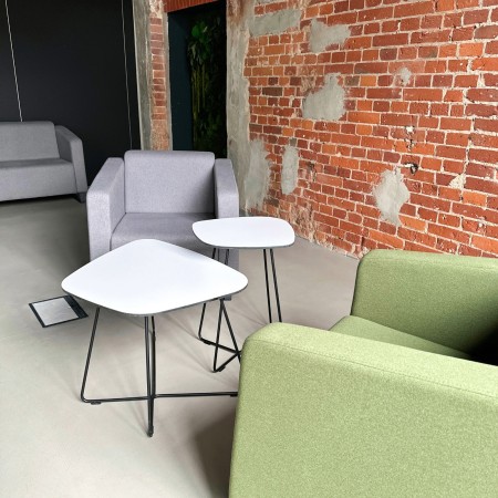Espace détente industriel avec fauteuil vert et brique apparente. - Voo Voo