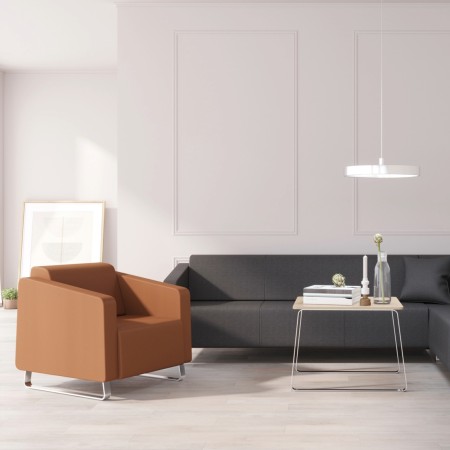 Espace lounge lumineux avec fauteuils orange et table basse. - Voo Voo