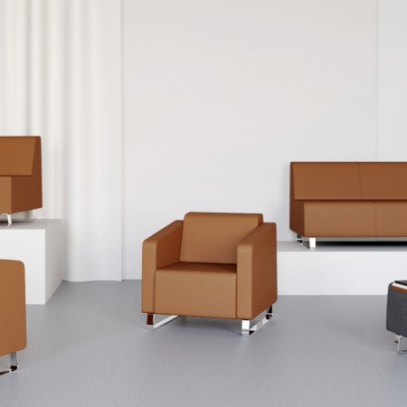 Fauteuils orange modulaires dans une pièce au ton doux. - Voo Voo