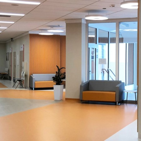 Espace bureau ouvert avec zones lounge aménagées. - Voo Voo