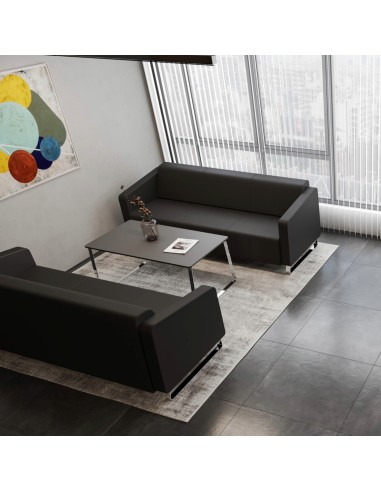 Salon industriel avec canapé noir et grandes fenêtres. - Voo Voo