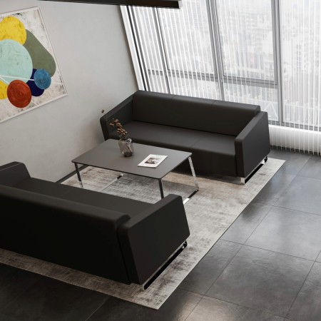 Salon industriel avec canapé noir et grandes fenêtres. - Voo Voo