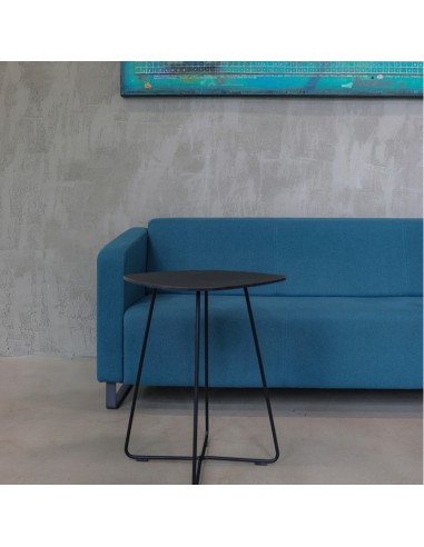 Banquette bleue avec table d’appoint noire minimaliste. - Voo Voo
