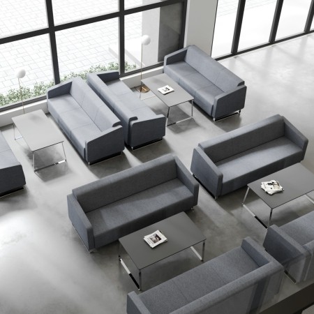 Espace détente lumineux avec fauteuils gris et tables basses métal. - Voo Voo