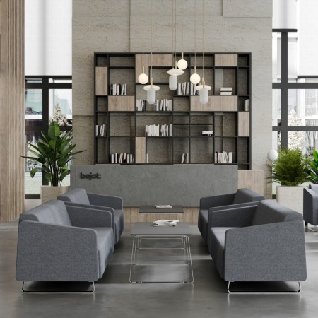 Espace lounge spacieux avec canapés gris modulaires. - Voo Voo