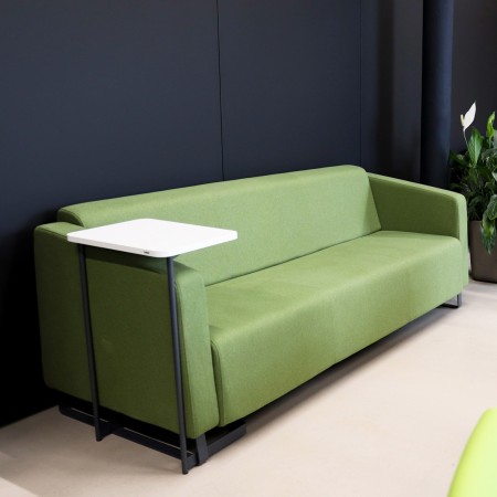 Espace moderne avec canapé gris et mur à lamelles bois. - Voo Voo