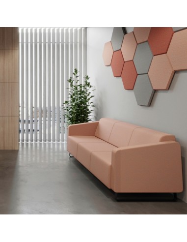 Banquette orange contre mur à motifs géométriques. - Voo Voo