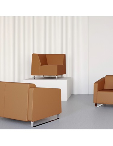 Fauteuils cuir cognac dans espace clair et minimaliste. - Voo Voo