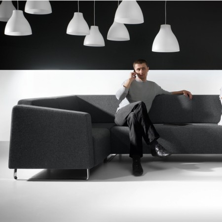 Espace moderne noir et blanc avec canapé design. - Voo Voo