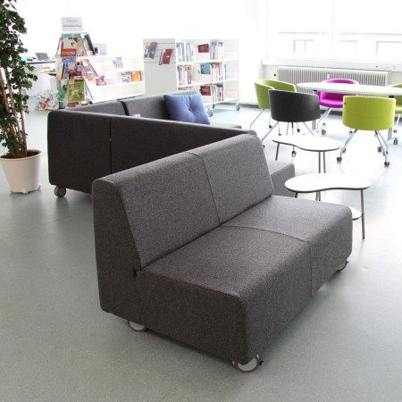 Fauteuils gris modulaires en configuration collaborative. - Voo Voo