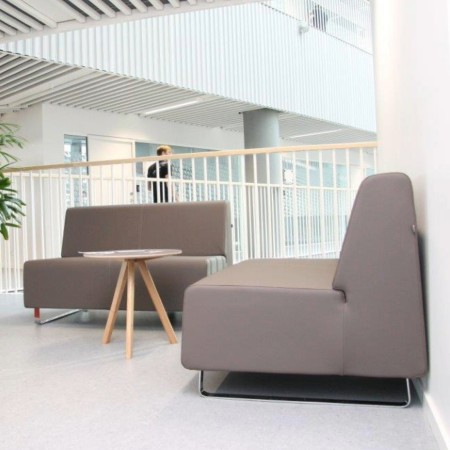 Espace détente lumineux avec banquettes hautes et table bois clair. - Voo Voo