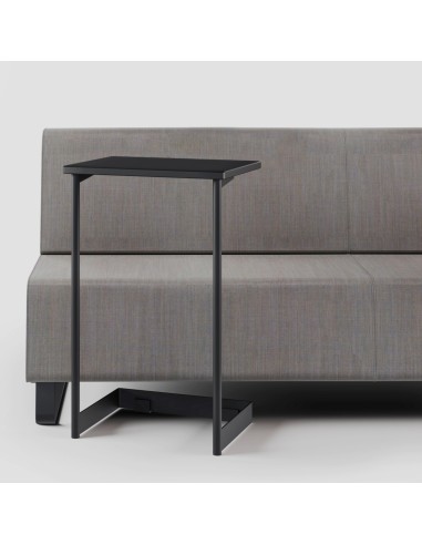 Canapé gris avec table d’appoint intégrée latéralement. - Voo Voo